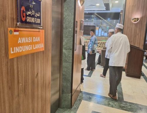 Stiker Lindungi Lansia Terpampang di Setiap Sudut Hotel Jemaah Haji