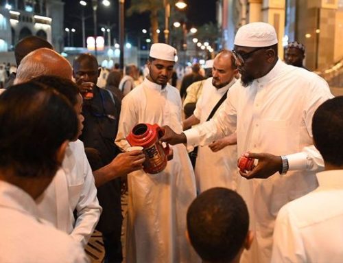 Warga Arab Saudi Bagikan Makanan dan Minuman kepada Jemaah